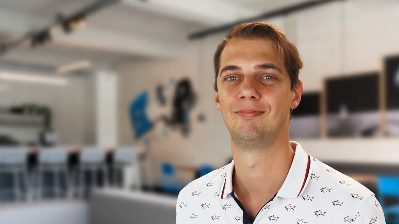 Ruben van Melsen at the table in the Haarlem studio, the person you book a call with.